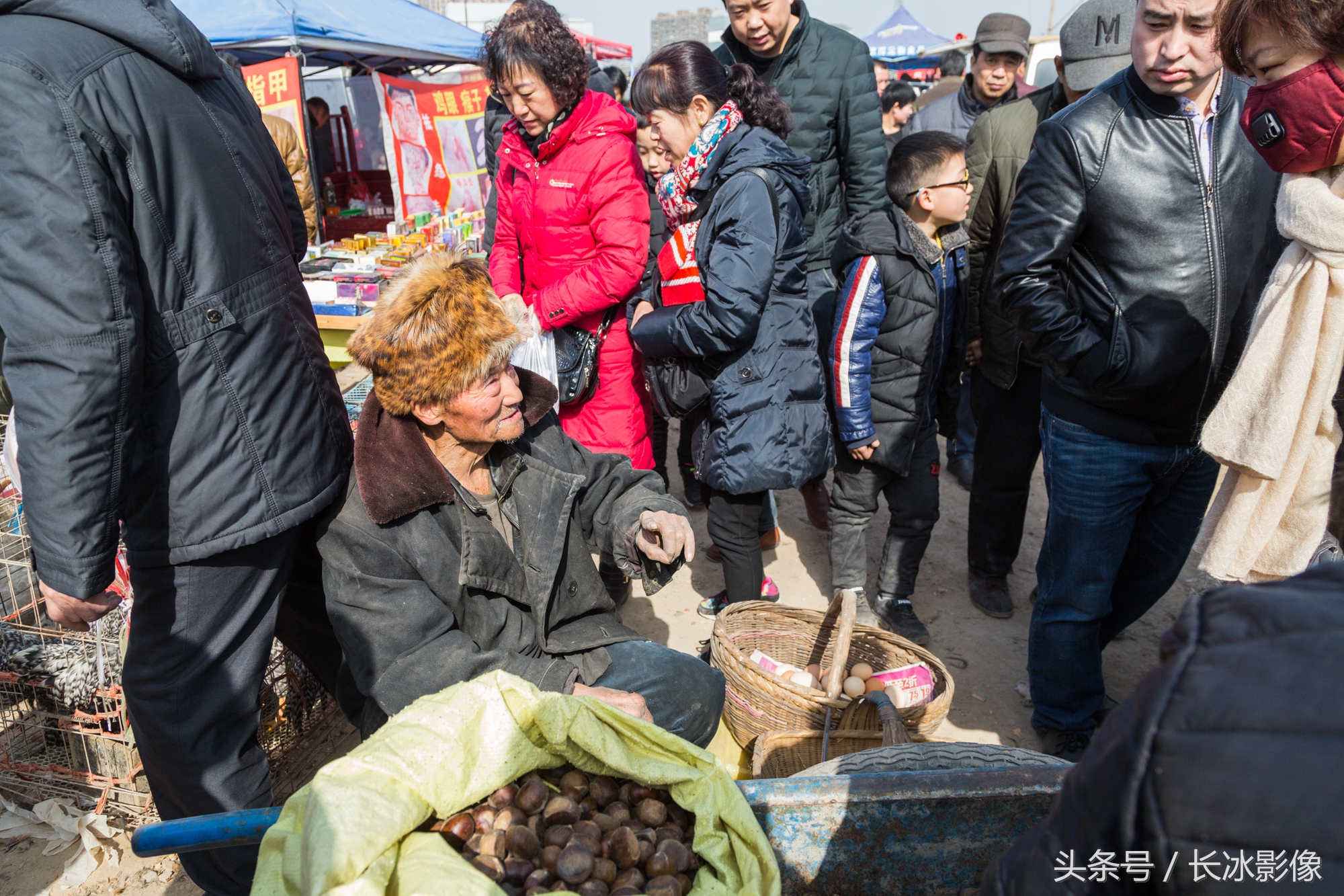 老人带自家的东西赶集售卖希望过个宽裕年东西不受欢迎少有人买