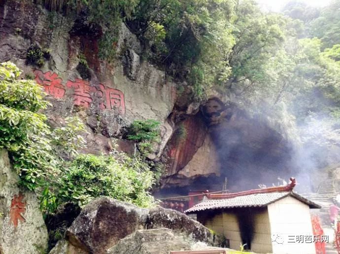 瑞云山在三明市西北的陈大镇,距市中心14公里,因山中常有彩云缭绕得名