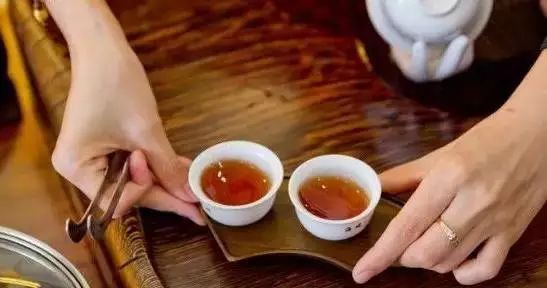 临近春节了,客来敬茶,奉茶礼仪你知道多少?