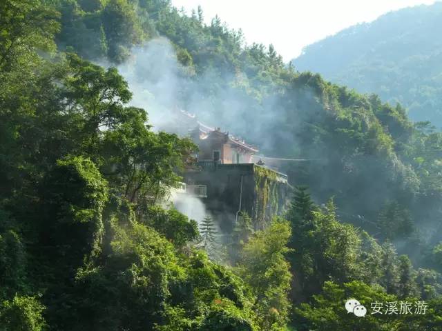 洪恩岩坐落于安溪县虎邱镇圭峰山.洪恩岩景区地形开阔,环境清幽.