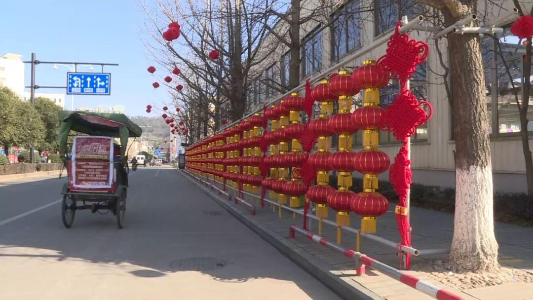 一只只大红灯笼整齐地悬挂在街道两边 放眼看去像是一面红红的灯笼墙