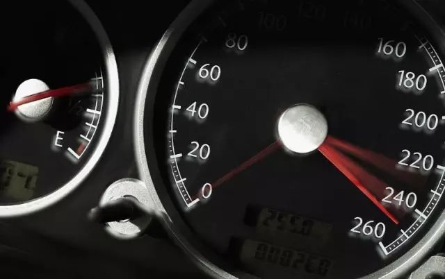 汽车时速表读数大于实际车速,这是真的吗?