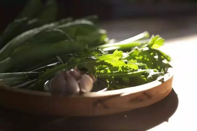 五辛盘就是将大蒜,小蒜,韭菜,芸薹,胡荽等五种香辛蔬菜,装在一个盘