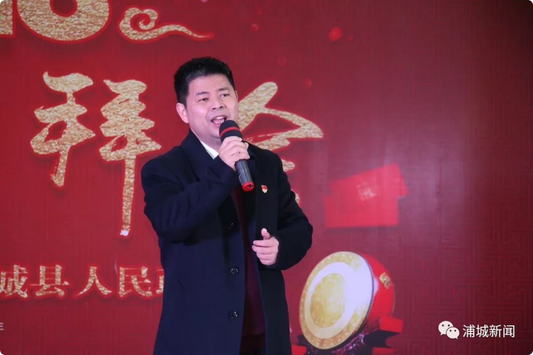 县委书记周永和,县长沈晓文合唱《敢问路在何方》