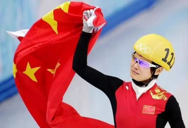 李坚柔 2014年索契冬奥会,李坚柔决赛三名竞争对手全部摔倒,她以45秒