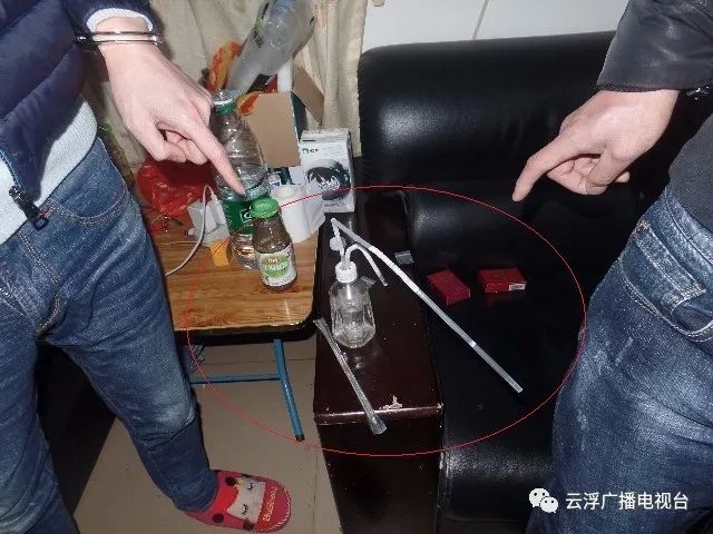 抓获2名涉毒人员,缴获冰壶,锡纸,吸管等吸毒工具一批,再为"冬春行动"