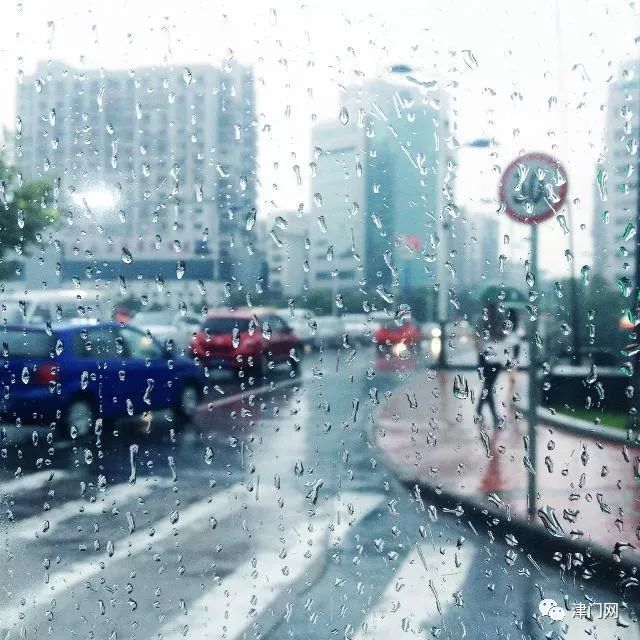 作品名称:雨天匆匆慢行   