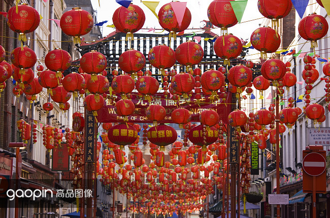 伦敦苏豪区爵禄街唐人街在中国新年庆祝活动期间,装饰着五颜六色的