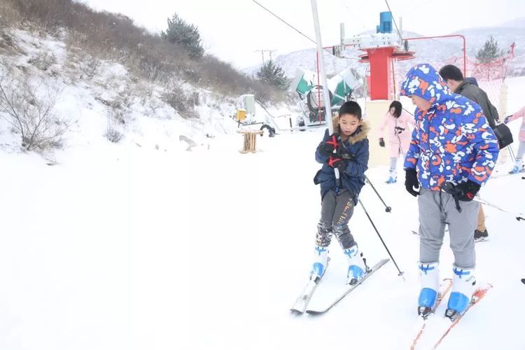 亚布洛尼国际滑雪场地址 山西省长治市平顺快速道老顶山隧道旁 咨询