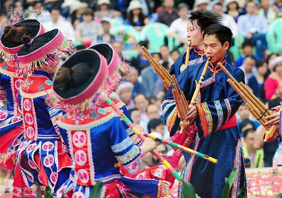 踩花山是苗族传统节日.