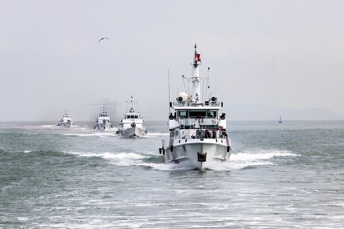 浙江海警舰艇编队在海上辖区巡逻执勤