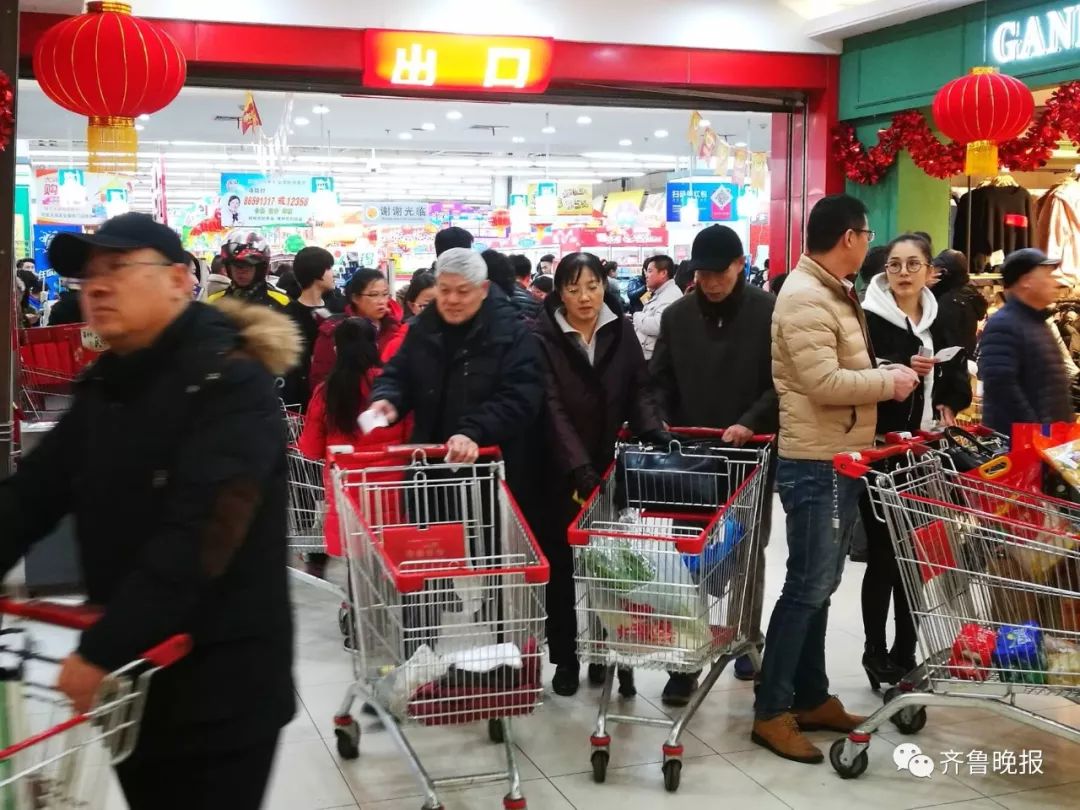 财经 正文  超市里还有一处地方人声鼎沸 大家推着购物车成叠成摞地买