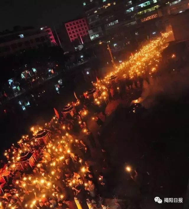 村民抬着游村走巷 达到祈求平安顺境的目的 潮汕人也通过这项古老活动