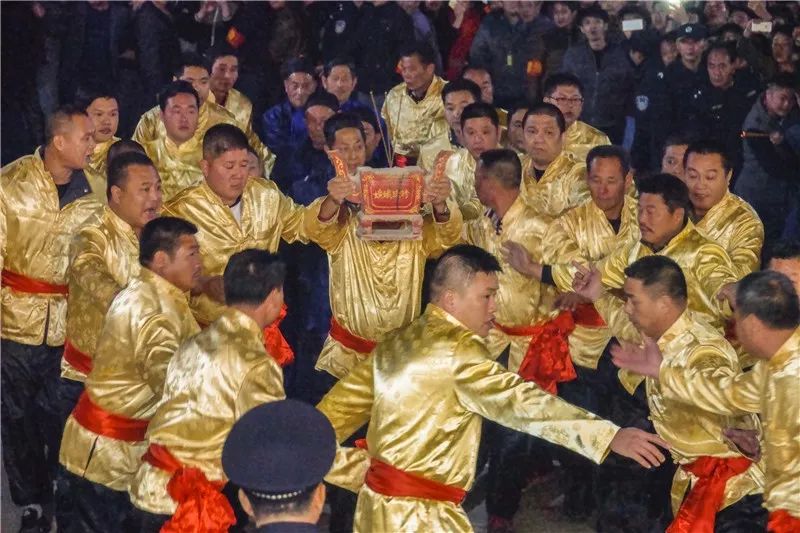 2017年2月,汕头濠江区凤岗村,恭送香炉的村民.