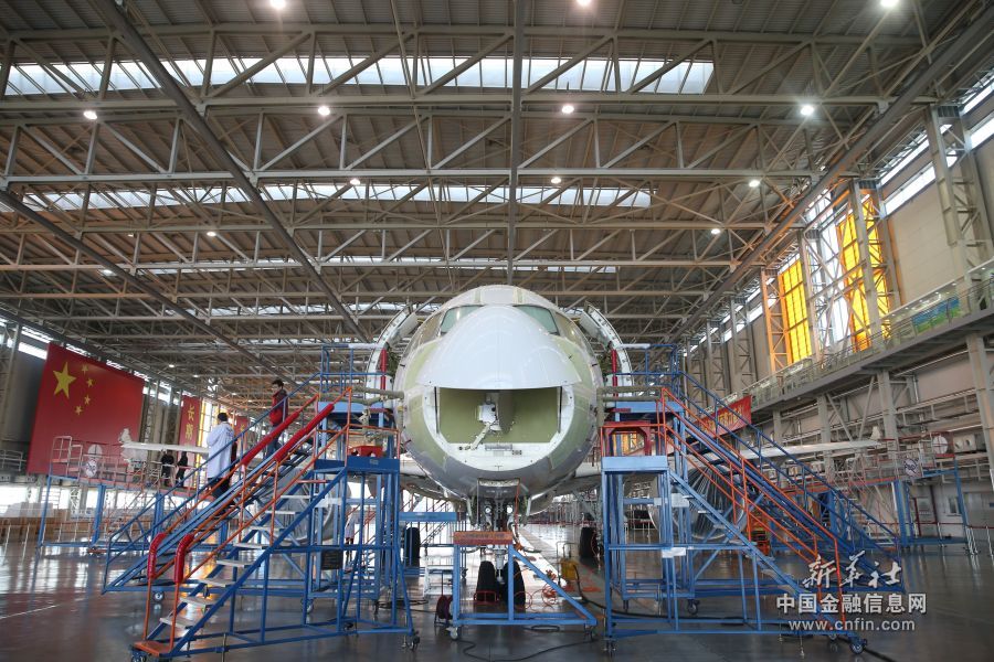 2月13日,c919大型客机102架机停放在中国商飞公司上海飞机制造有限