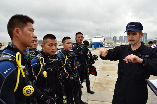 在中国海警船体查验技术培训班上,法国教员为我特勤队学员授课