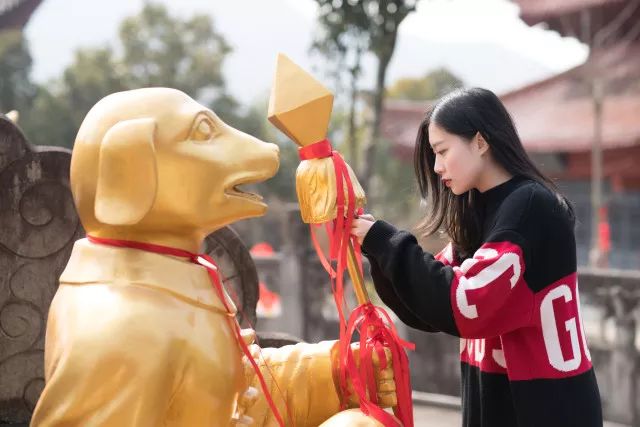 大年三十去黄大仙祖宫敲响新年钟声烧头香迎新年