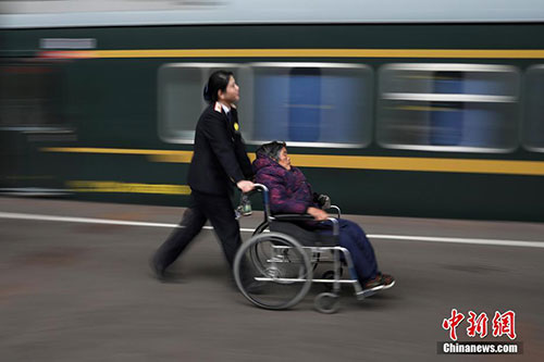 飞奔在南京火车站的"轮椅姐"