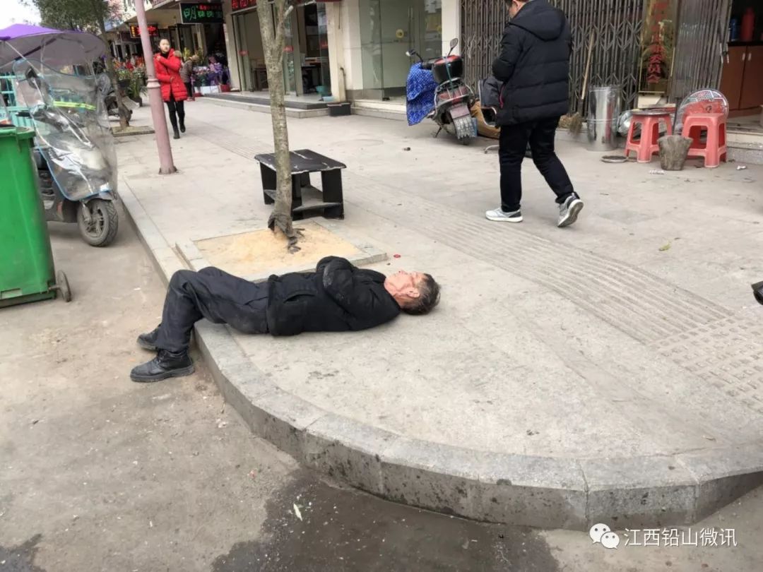 铅山一老头街头昏迷半小时记者好心将其唤醒老头干什么睡觉呢