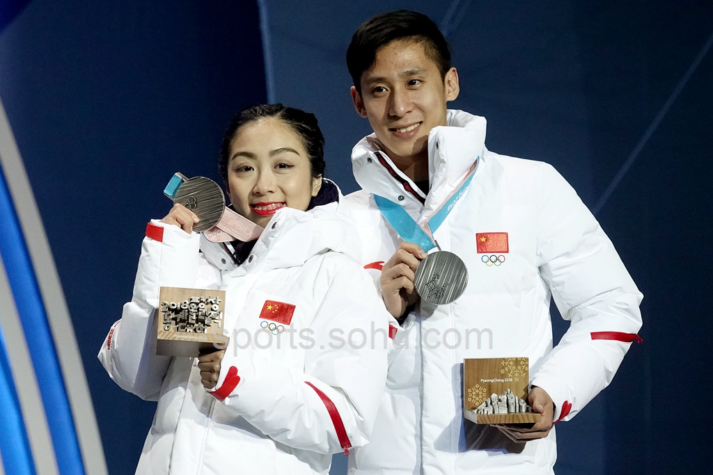 平昌冬奥会花样滑冰双人滑颁奖仪式如期进行,中国组合隋文静/韩聪摘银