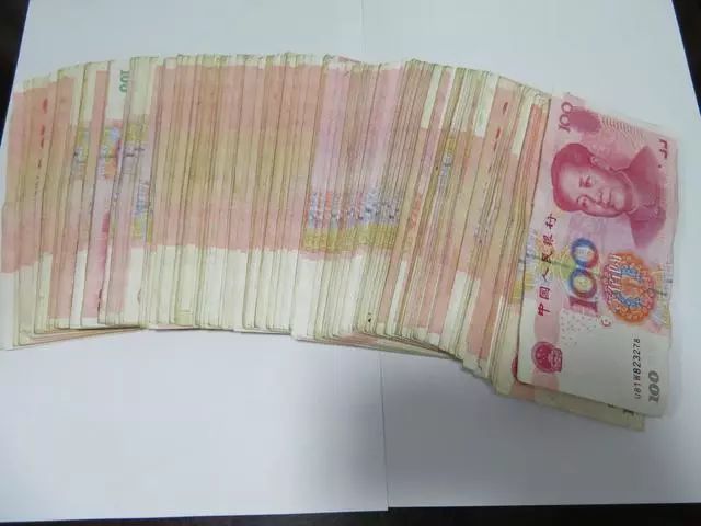 常熟某服装厂 15000现金 放假25天 15000现金! 还放将近1个月的假!