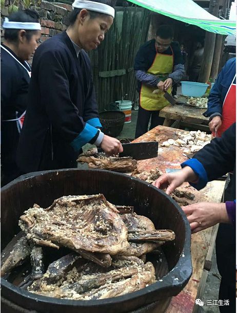 搞笑 正文 按照习俗,大年初一清晨,新娘要穿着侗族嫁衣去挑水.