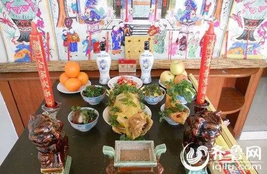 藏历年期间,藏族同胞则在长桌子上摆贡品,煨燃柏枝,祈愿祝福.