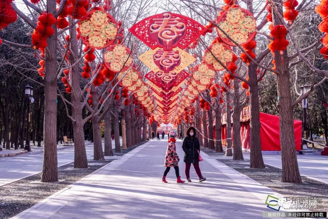 2月11日,地坛春节文化庙筹备工作接近尾声,红红火火景象于正月初一