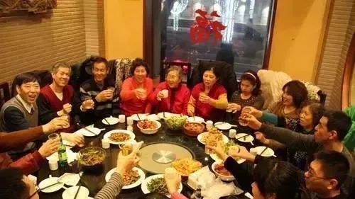 happy new year 30年前: 以前吃年夜饭,一家老小都齐聚桌前其乐融融