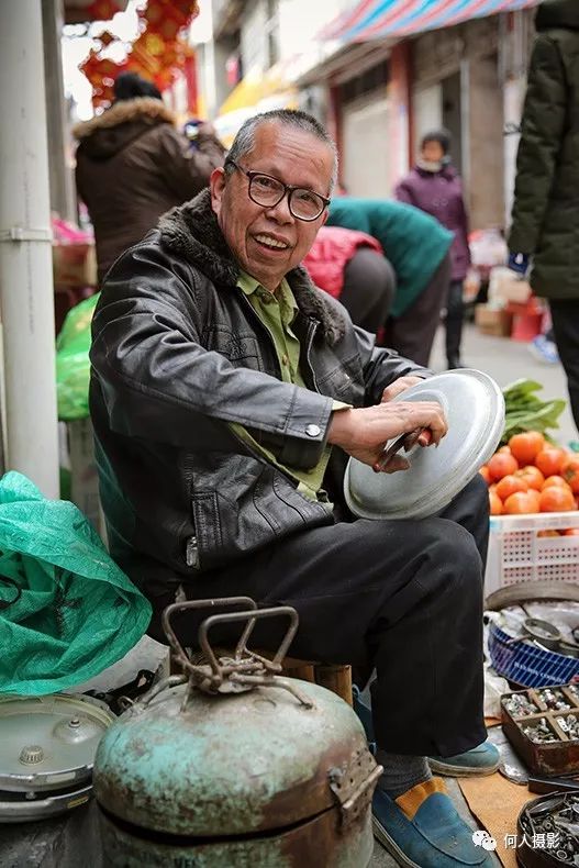 老伯在选购菜篮,竹制品家杂在农村家庭仍广泛使用.