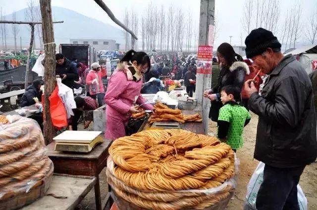 西峡各大乡镇过年赶集的场景,太热闹太有味了!