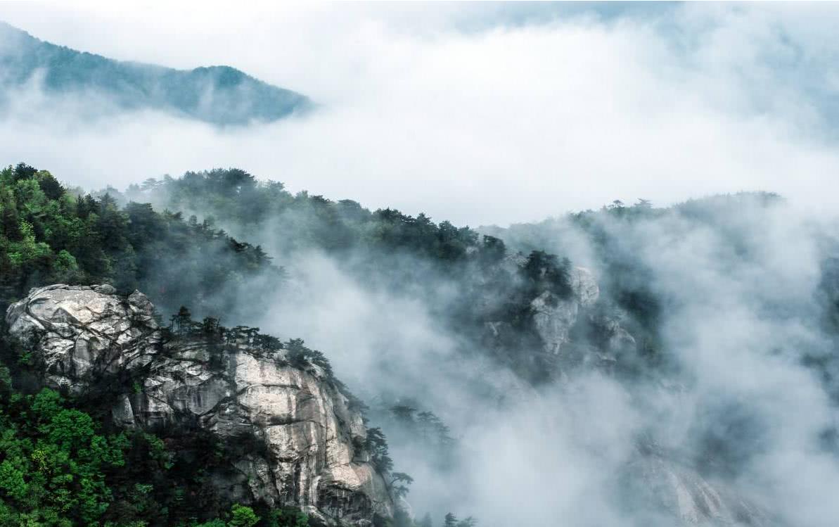 云雾山以重峦叠嶂,气势雄伟而闻名,风景如画,美不胜收