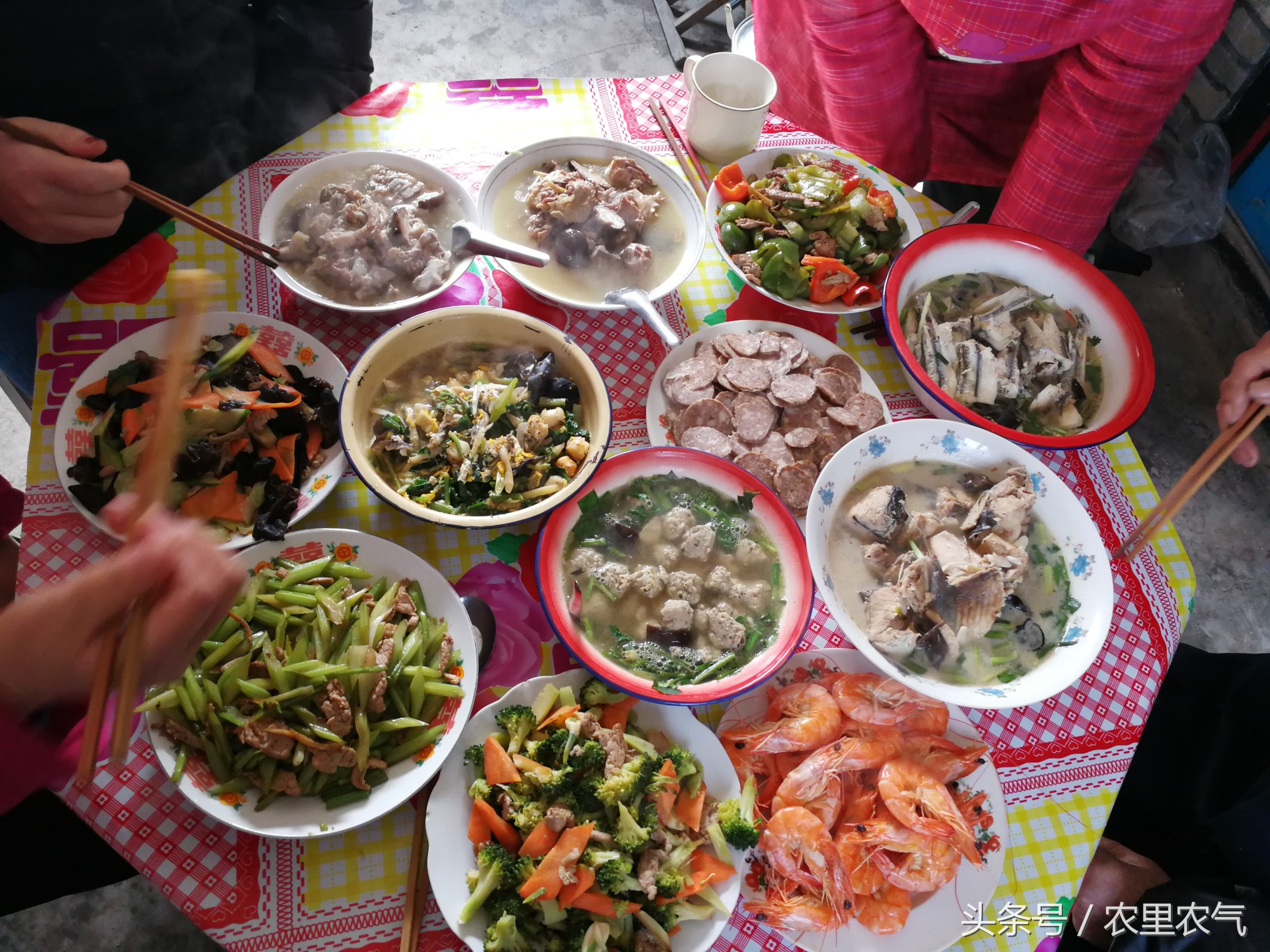 胶东农村老家的年夜饭,故意把菜烧烂了,父母却说很好吃