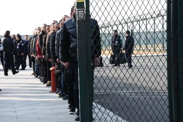 2月14日,获准的服刑人员在浙江省乔司监狱排队等待离监.