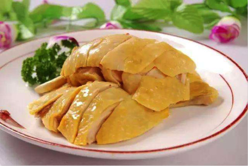 现在不少人都以为白斩鸡是上海特色,其实它源自粤菜,经"小绍兴"的