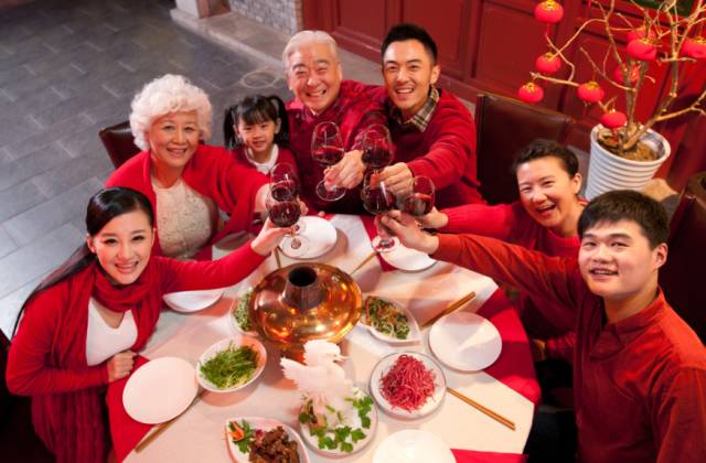 为什么年夜饭上的大家 和平时都不太一样 现在才知道, 年夜饭吃到的