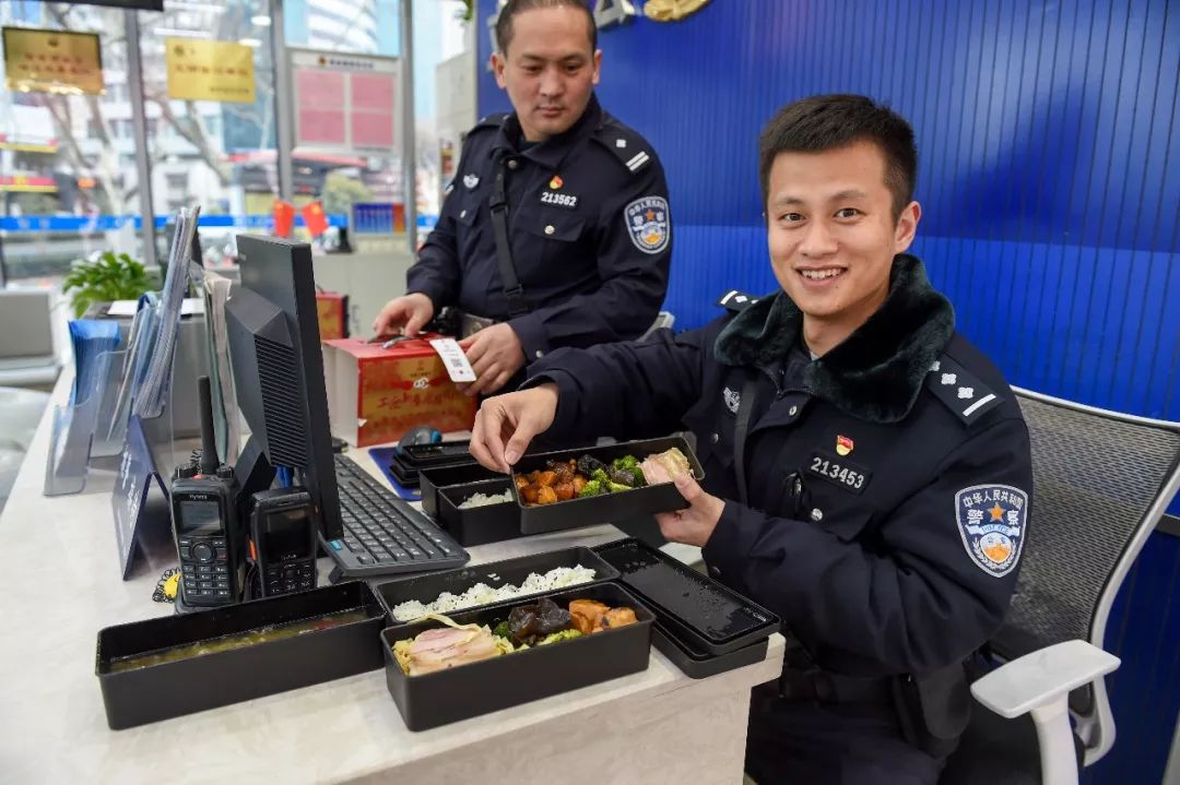 金盒变身年夜饭送给除夕夜仍在保护我们的人