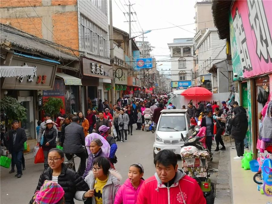 街道此时也是人潮涌动泸西春节的喜庆上到年迈老人下至孩儿幼童除了