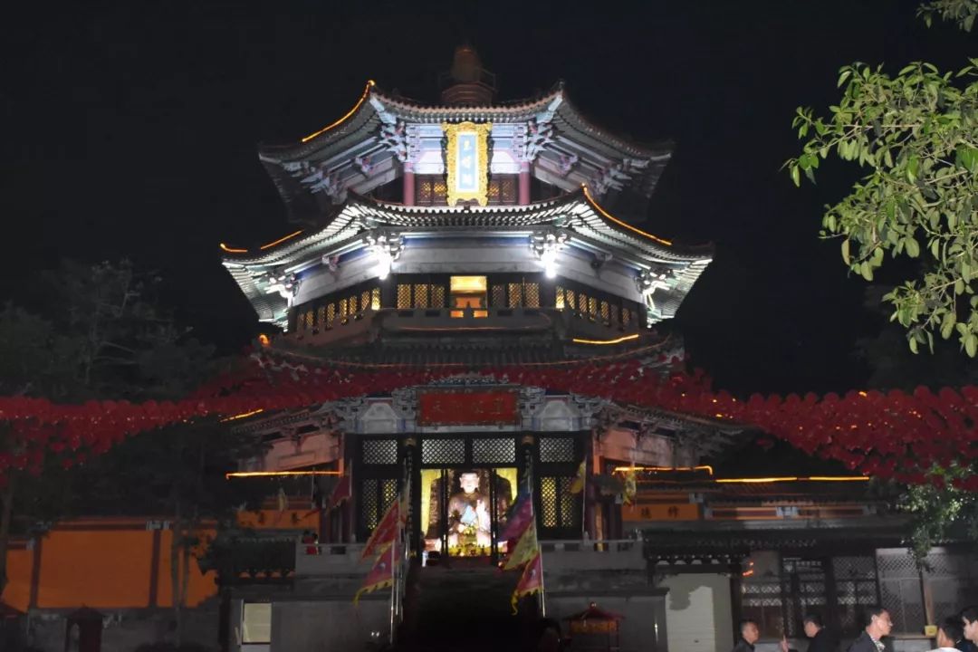 娱乐 正文  祈福法会 晚上23点,海南文笔峰玉蟾宫举行迎接诸神法会.