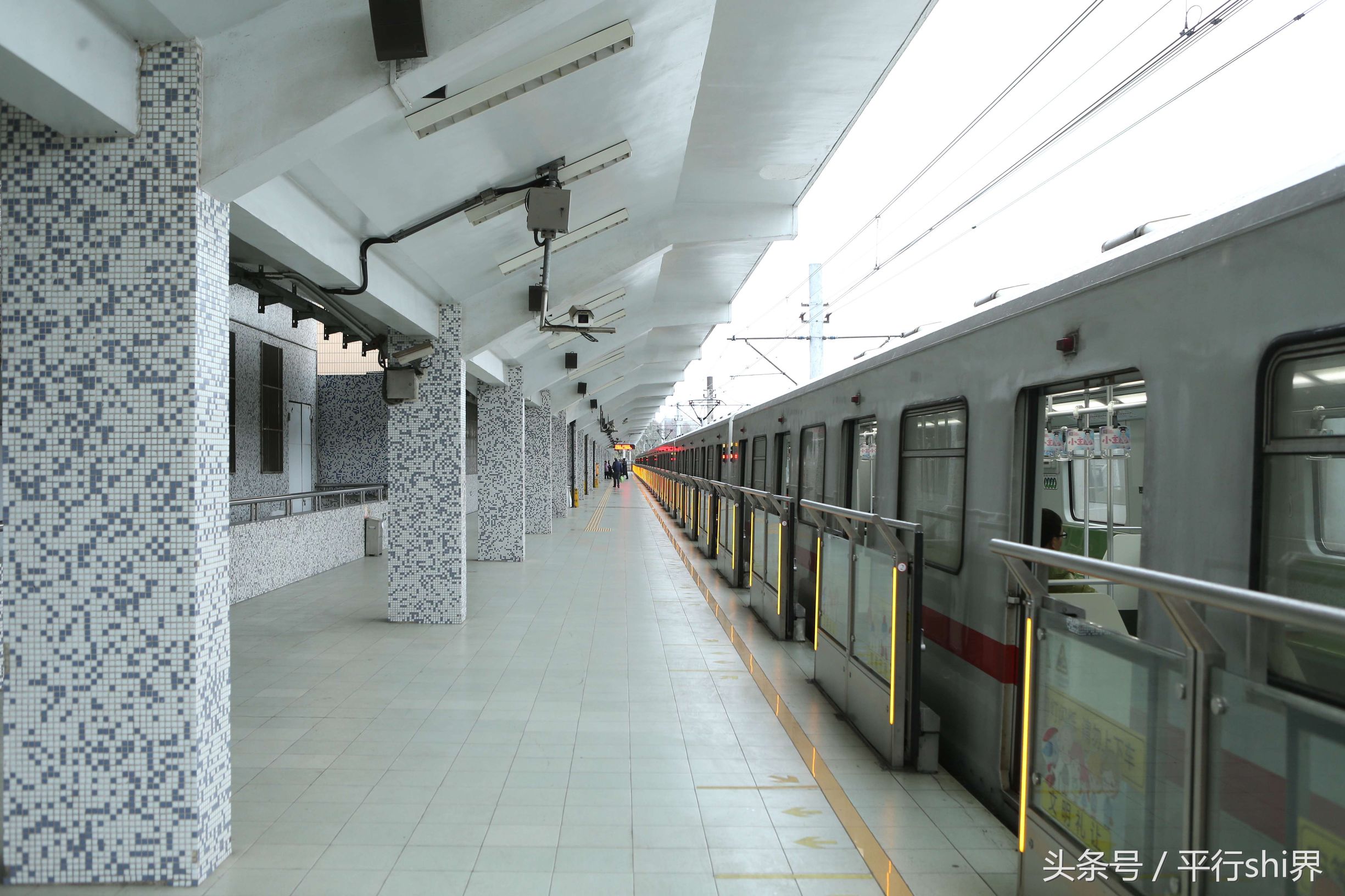 春节的上海地铁唱起空城计
