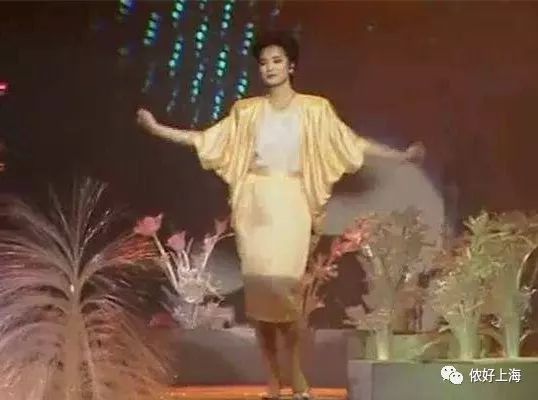 韦唯《爱的奉献》 至今仍在各种公益,慈善晚会上演唱 90年代的春晚