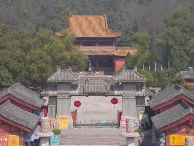 卧龙寺,位于玲珑山腰.