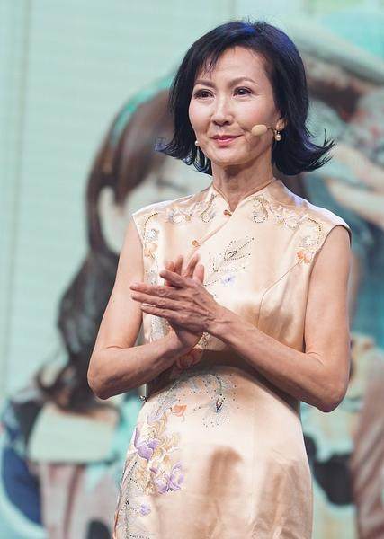 美人迟暮依旧摇曳生姿"最美小青"陈美琪彰显中国风