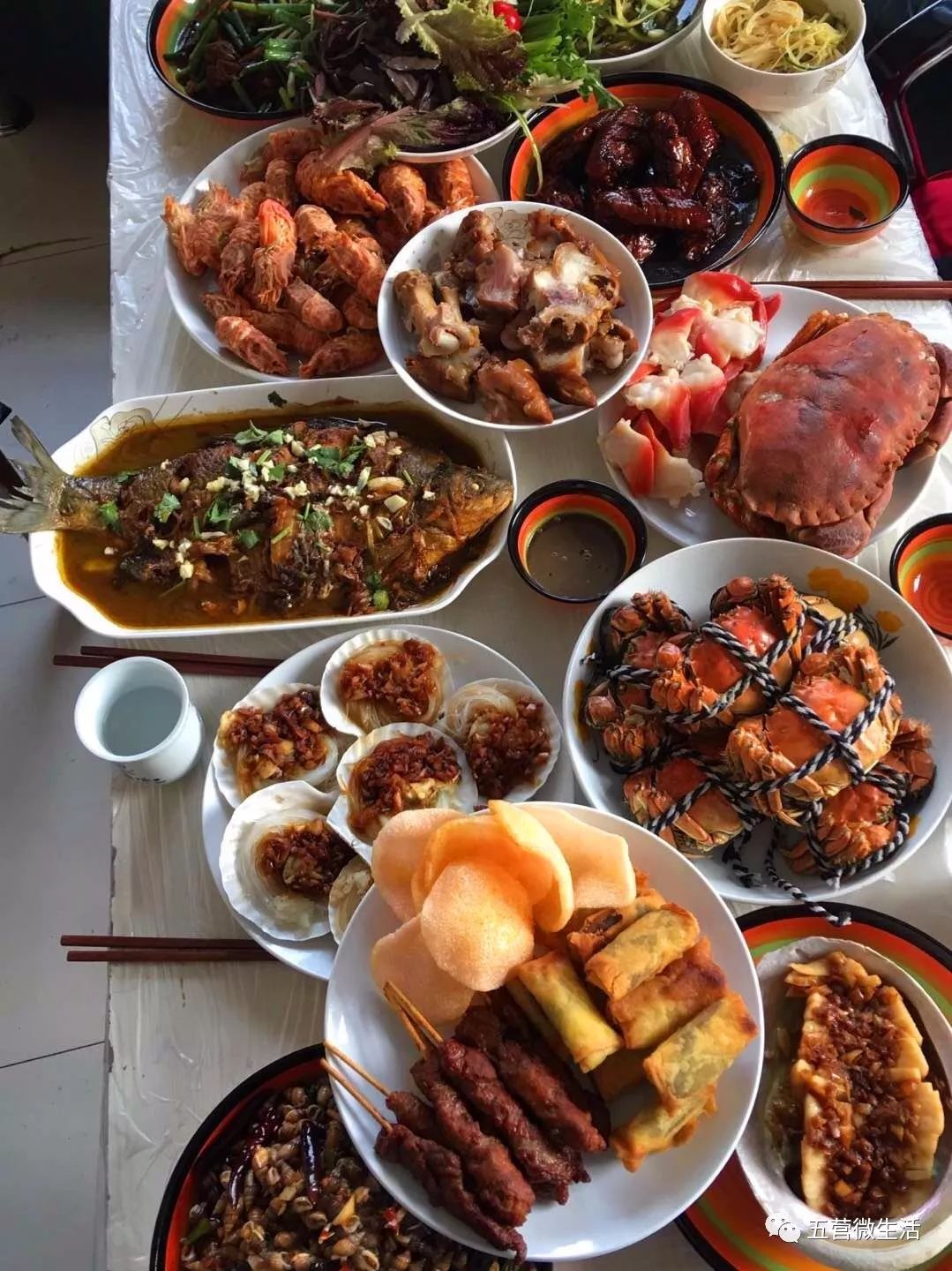 全家欢聚一堂吃年夜饭已成为中国人的传统