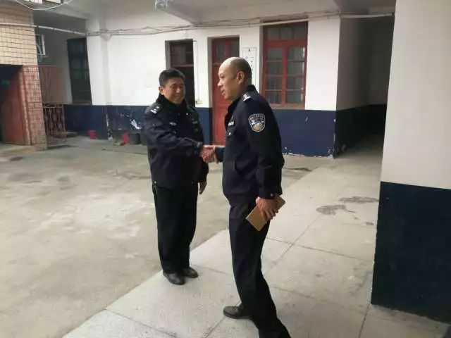 爱暖警营贺春鹏同志除夕之夜看望慰问一线民警