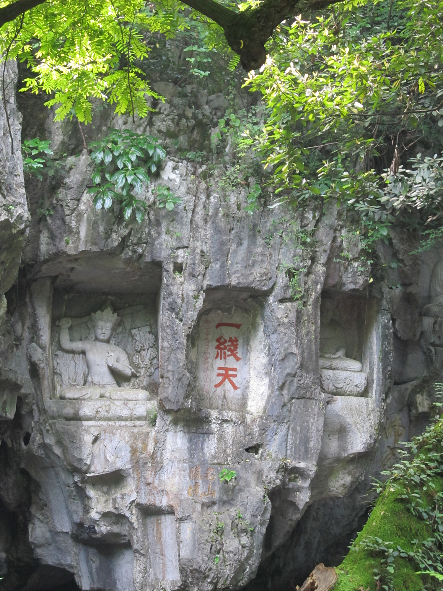 杭州灵隐寺一线天的石雕,个个造型不一,栩栩如生