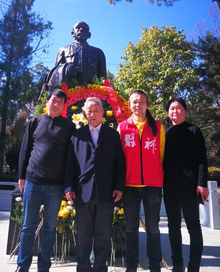 民建保山市委瞻仰爱国侨领梁金山铜像传承爱国主义精神