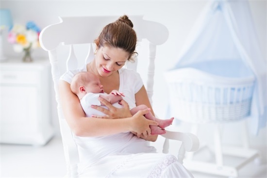 母婴 正文  《当代生物学》2013年的一项研究指出:"母亲抱着让婴儿