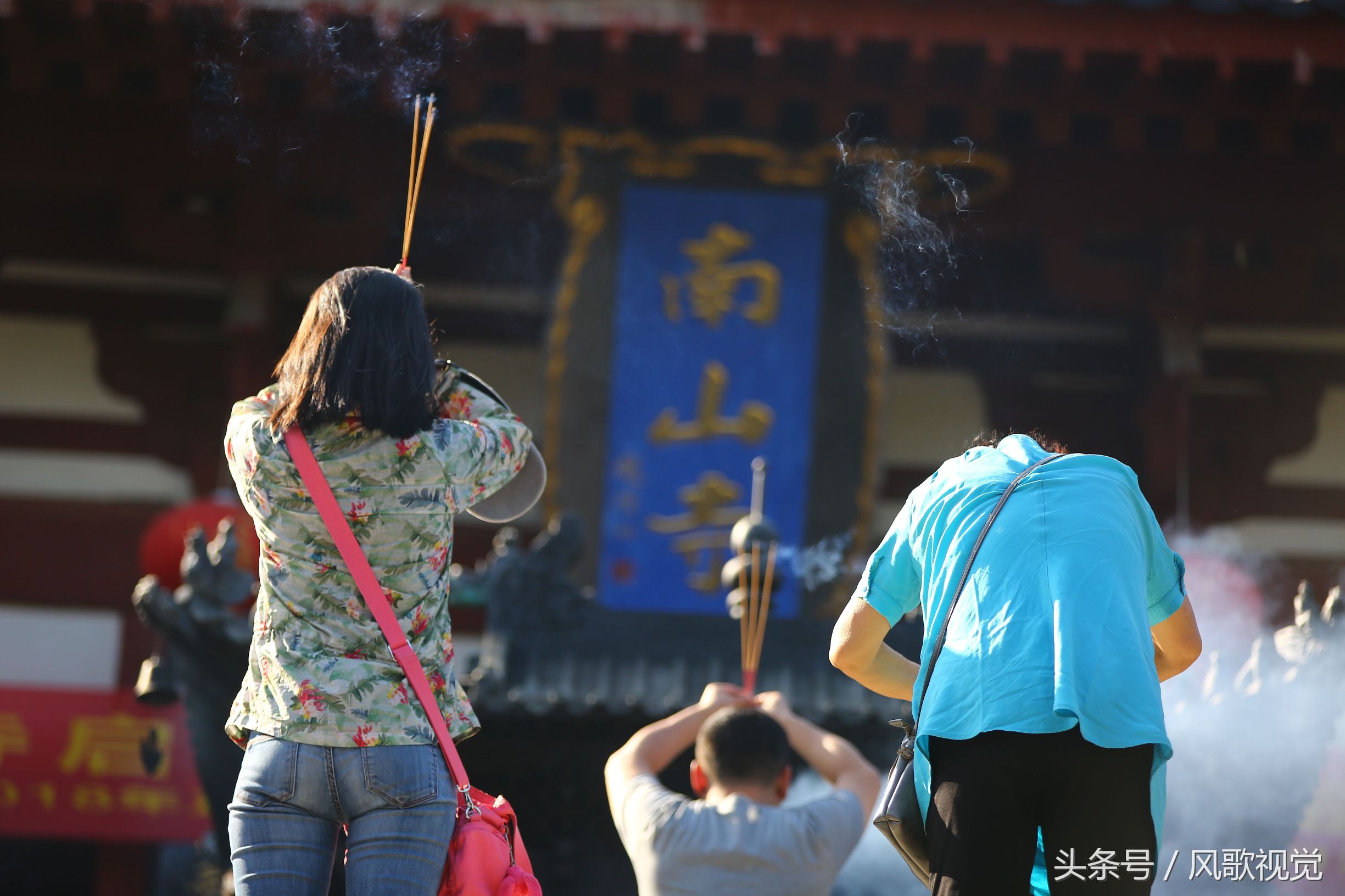 红红火火中国年,大年初一烧香祈福迎新春