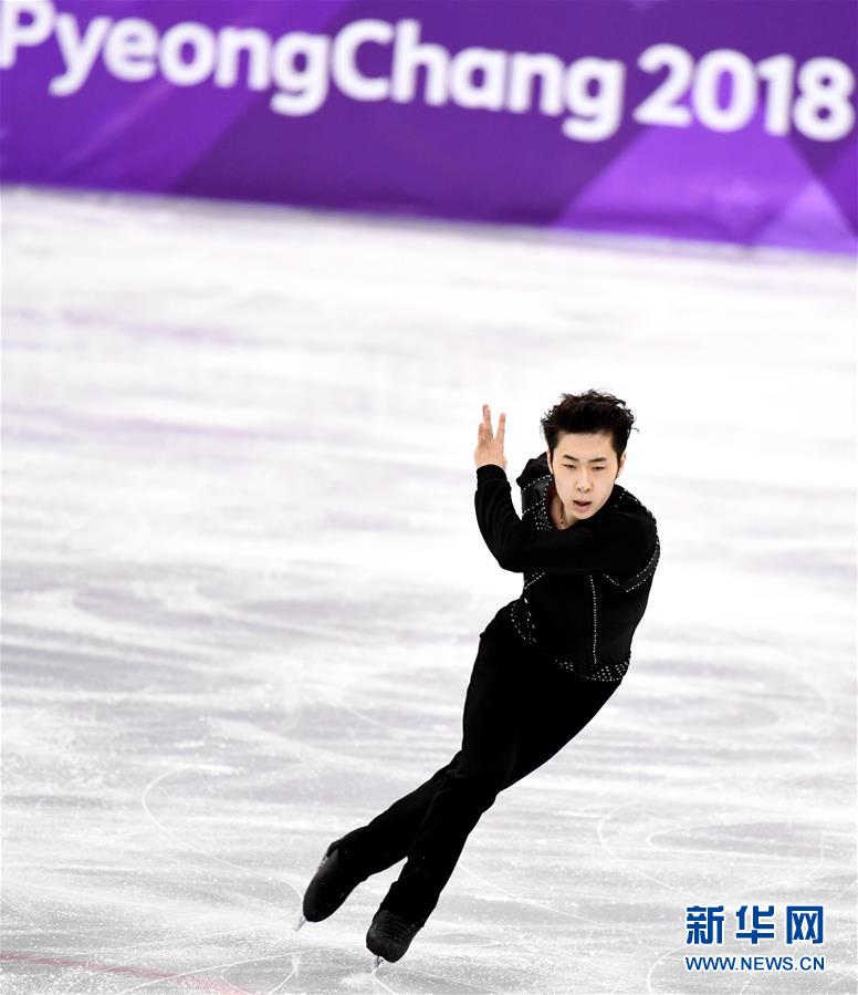 当日,2018年平昌冬奥会花样滑冰男子单人滑短节目比赛在江陵冰上运动